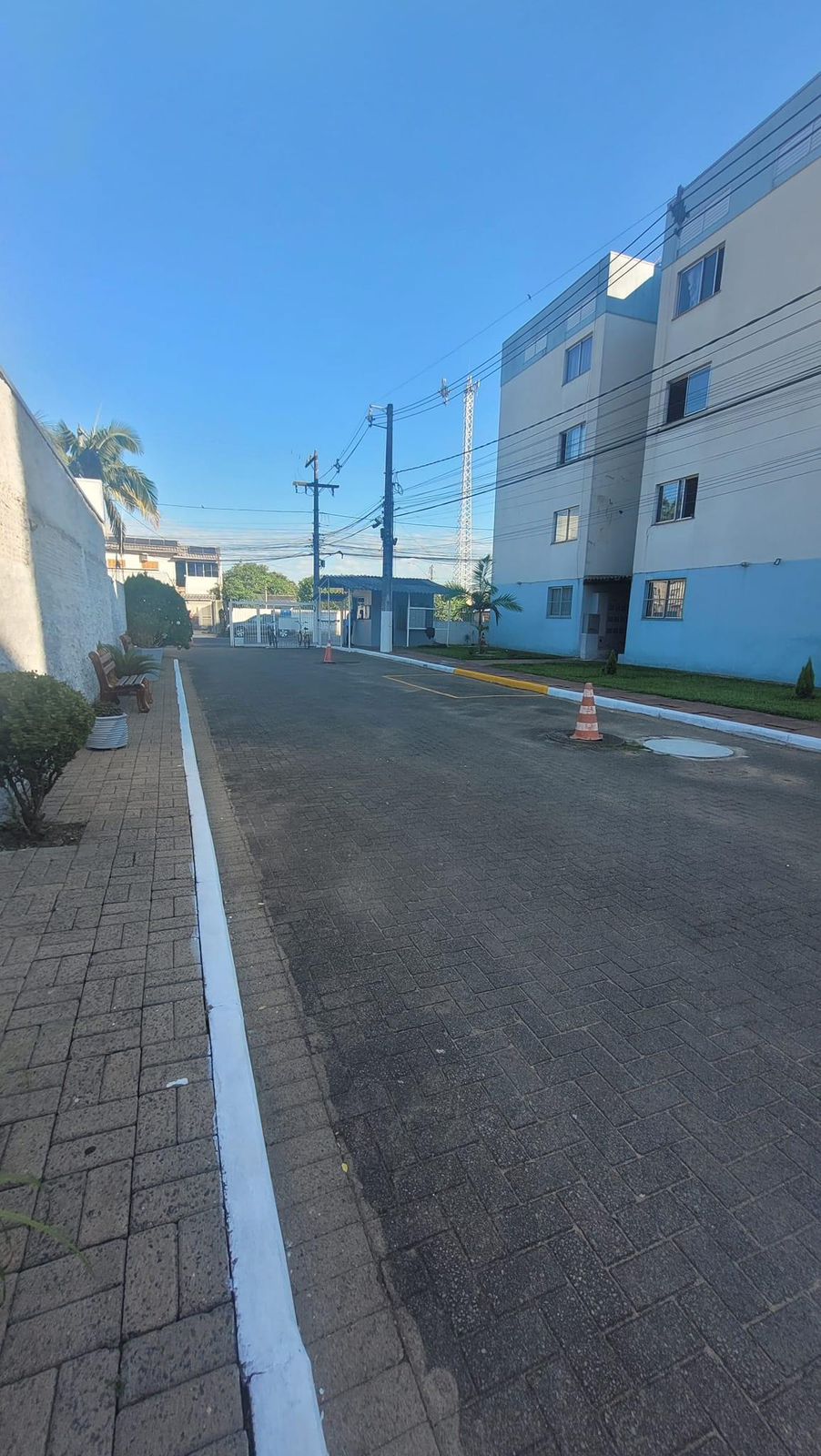 Jardim e blocos do condomínio