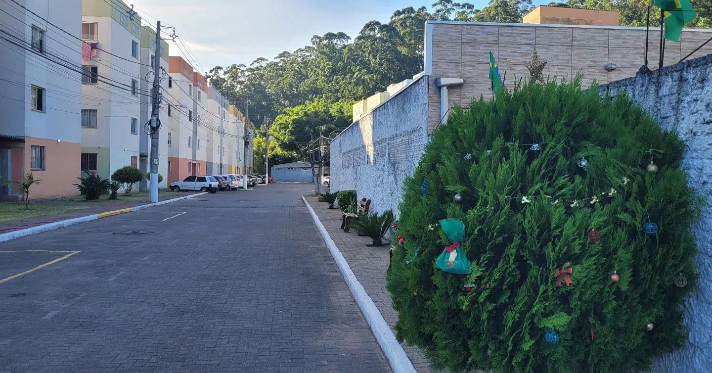 Área verde iluminada do condomínio